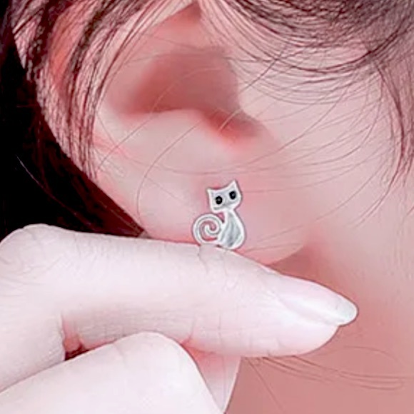🌟 Cat Stealing Silver Stud Earrings - Picture 3 of 5